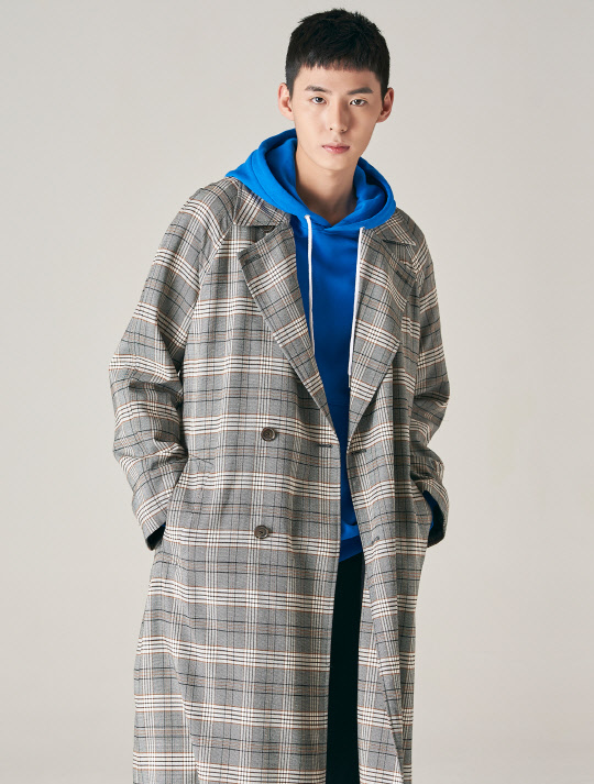 에잇세컨즈의 옐로이시 브라운 체크 오버사이즈 트렌치코트 <삼성물산 패션부문 제공>